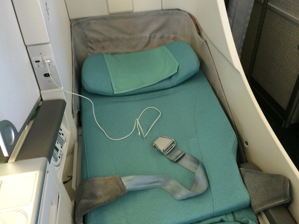 a seat with a seat belt and a seat belt
