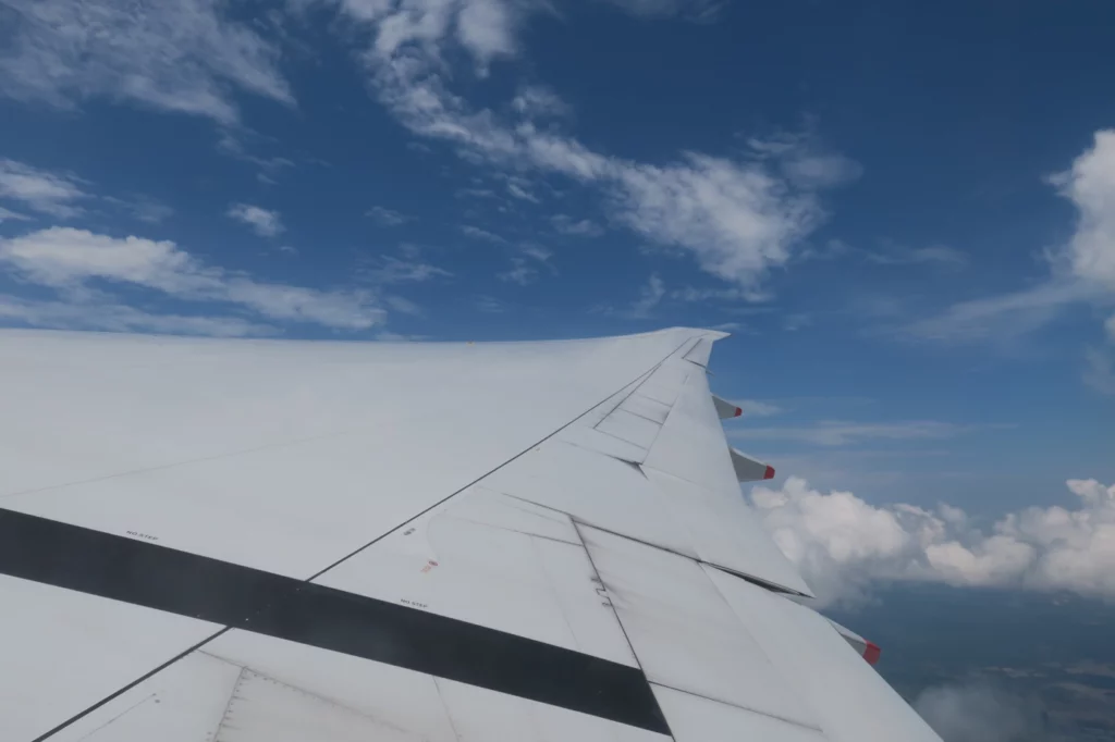 the wing of an airplane in the sky