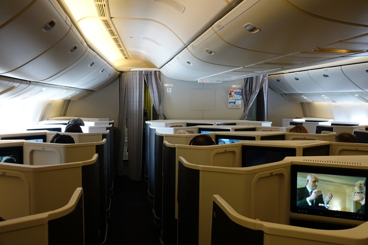 What Is Japan Airlines' 777 Business Class Like? - Young Travelers of ...