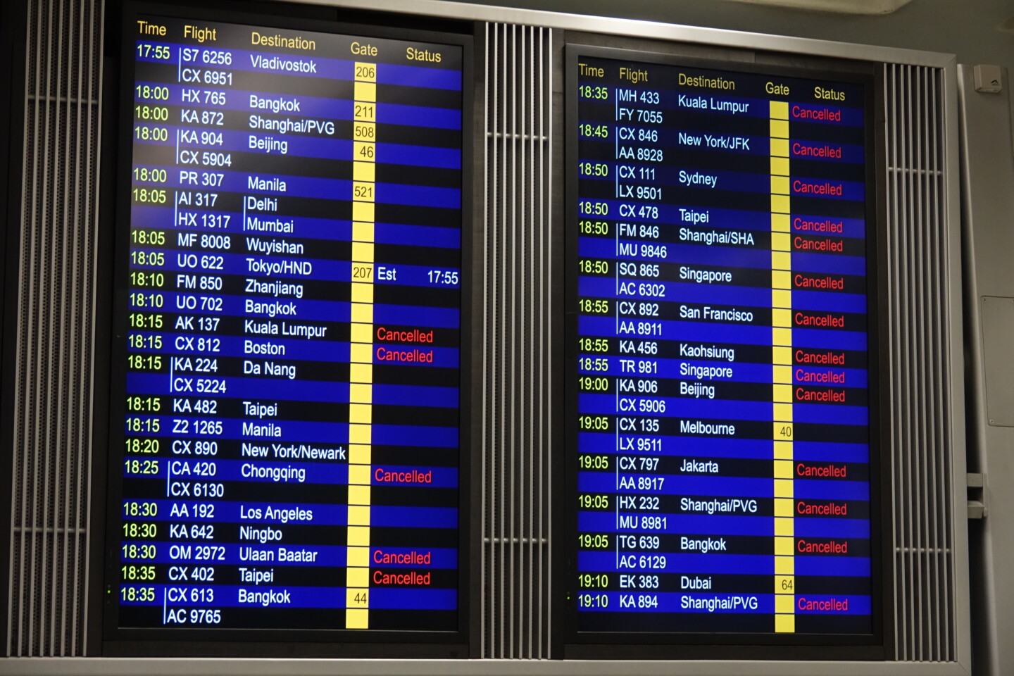 a screens with a number of flights