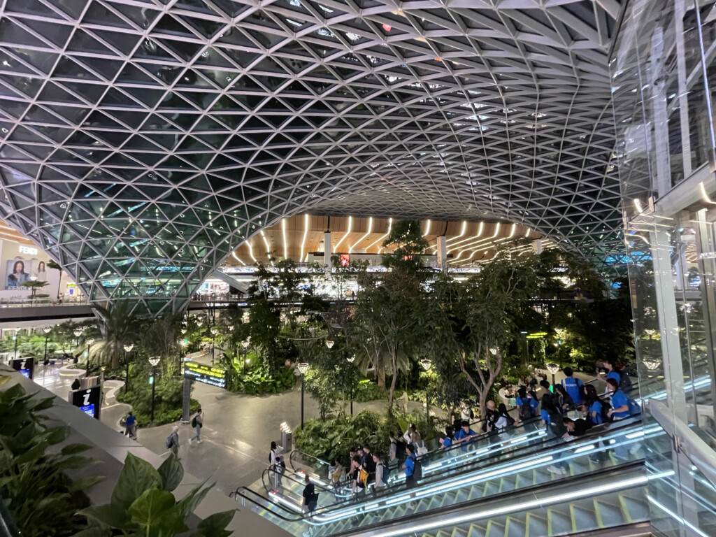 Review: Qatar Airways Al Mourjan Lounge Doha, The Garden (DOH) - Young  Travelers of Hong Kong