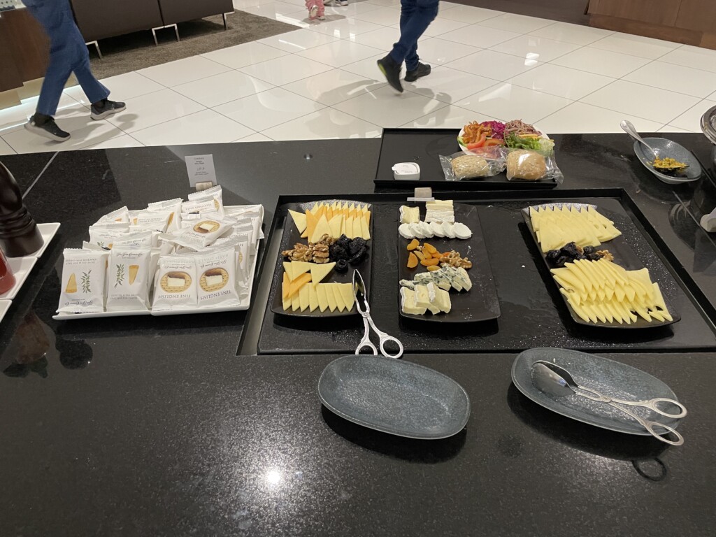 Evaluate: Etihad Enterprise Class Lounge T3, Abu Dhabi (AUH) - Younger Vacationers of Hong Kong | Digital Noch Digital Noch